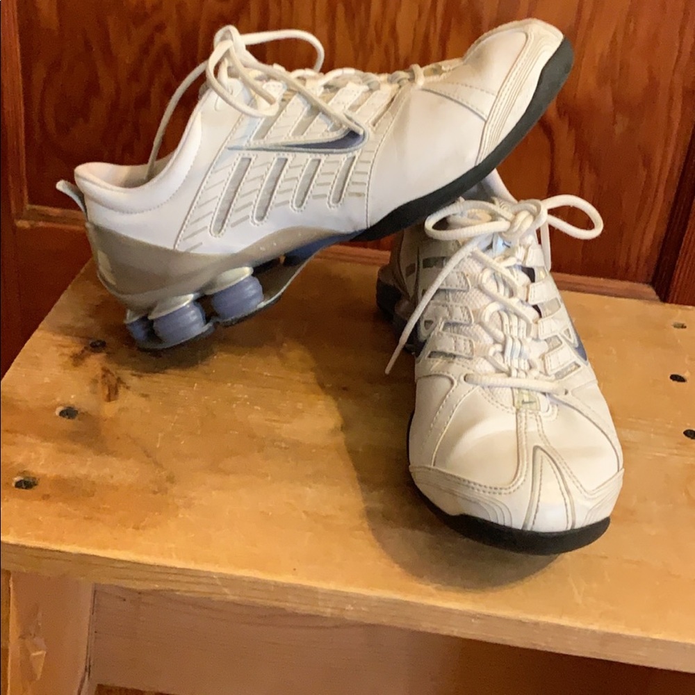 Women’s Nike shoe